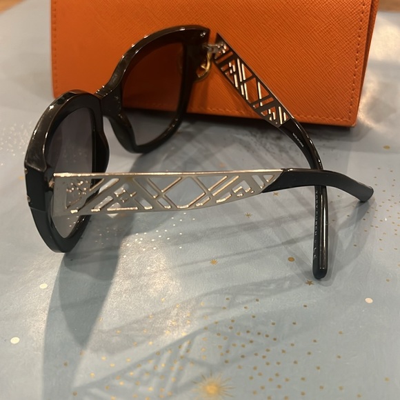 Tory Burch Logo Sunglasses - Picture 4 of 6